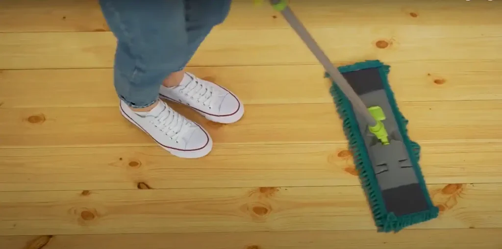 What is a good home remedy for cleaning laminate floors?