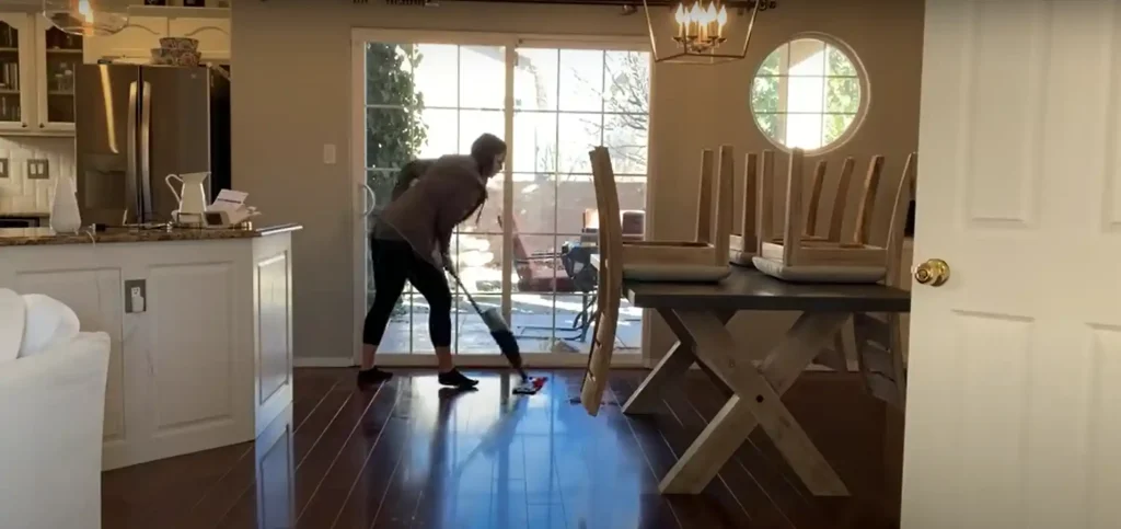 What is a good home remedy for cleaning laminate floors?