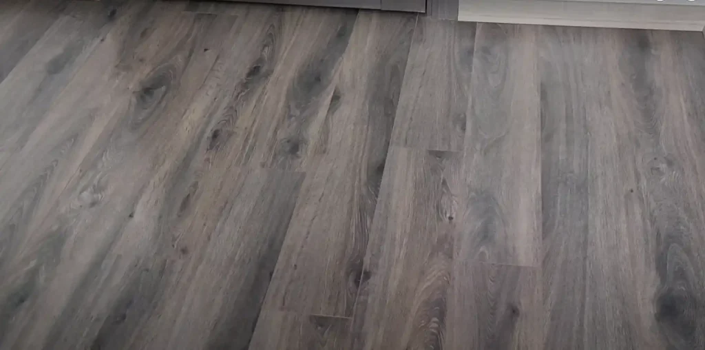 What is a good home remedy for cleaning laminate floors?