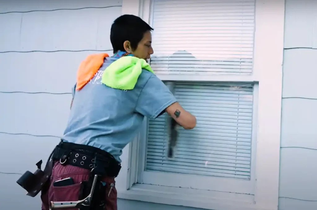 What is a Good Home Remedy for Cleaning Windows?