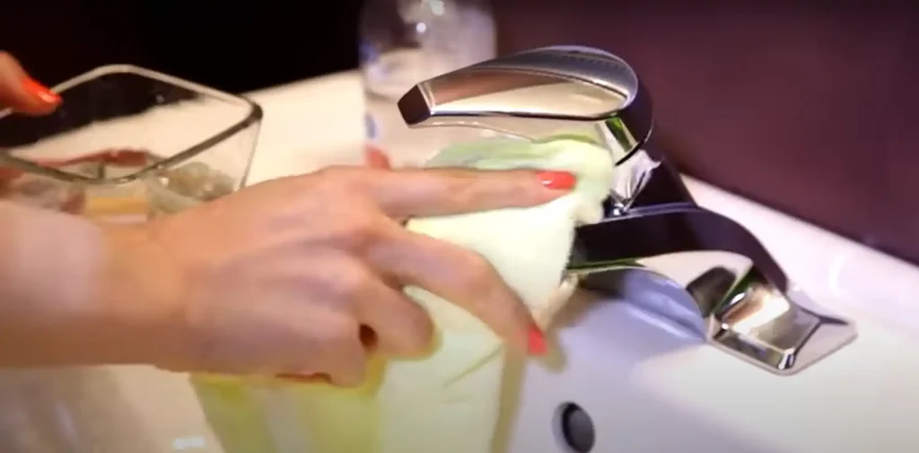 How to Clean Bathroom Tiles with Vinegar